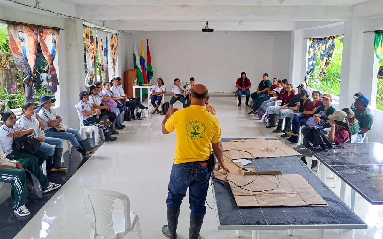 Estudiantes de ITEU en la salida pedagógica Granja Villa María